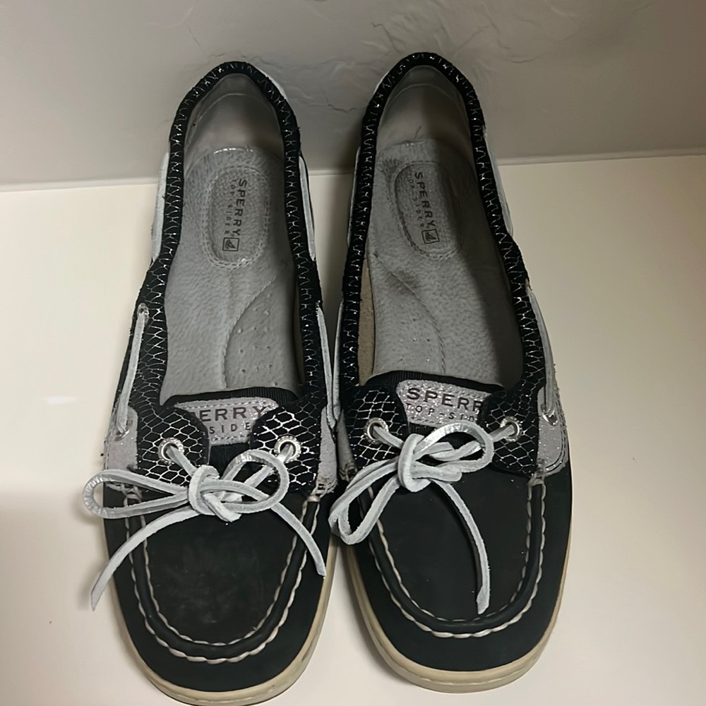 Women’s Sperry Top sider boat shoes.